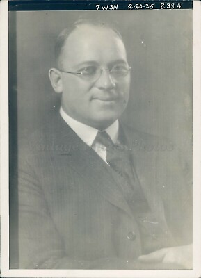#ad 1925 Business Man Smiling Glasses Suit Tie Rare Antique Vintage Press Photo