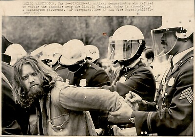 #ad LG945 1971 Wire Photo PINCHED Hippie Anti War Vietnam Demonstrator Protester