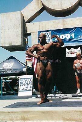 #ad MUSCLE MAN Bodybuilder FOUND PHOTO Color VENICE BEACH CALIFORNIA Original 06 27Q
