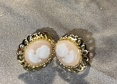 #ad Lovely dainty Classic cameo clip earrings Gold tone Pink white