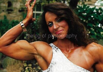 #ad Muscle Girl BERNIE PRICE Female Bodybuilder FOUND PHOTO Color ORIGINAL EN 43 45A