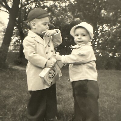 #ad VINTAGE PHOTO 1950s little boys eating popcorn box adorable cute Kids Children