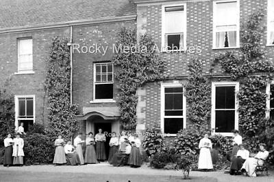 #ad Trw 47 Ladies outside Unknown House Salisbury Wiltshire. Photo