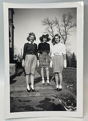 #ad Vtg 1940s Snapshot Photo 3 Fashionable Friends Fun Skirts Bobby Socks Hair Bows