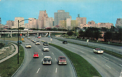 #ad VINTAGE HOUSTON TX POSTCARD AUTOS ON NEW FREEWAY US 75 1957 080423 S