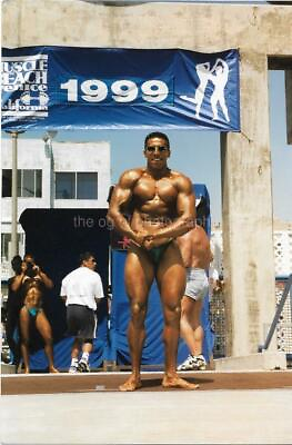 #ad MUSCLE MAN Bodybuilder FOUND PHOTOGRAPH Color VENICE BEACH CALIFORNIA 05 20 E